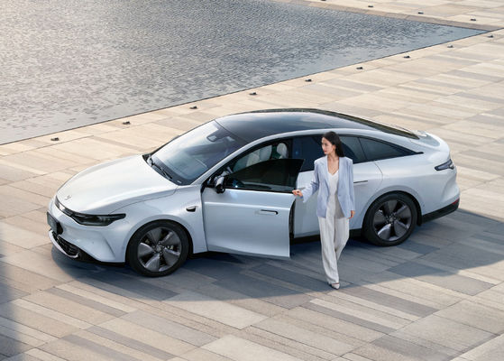 El salto C01 viaja en automóvili el coche eléctrico los 525-717KM que 4 puertas 5 asientan la carga rápida 0.67H