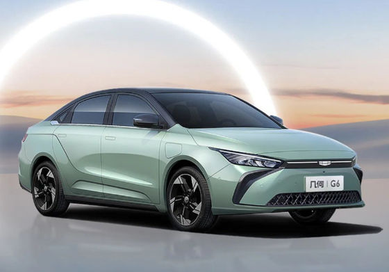Puertas eléctricas puras autos de la geometría G6 de los 480-620KM Geely 5 5 asientos