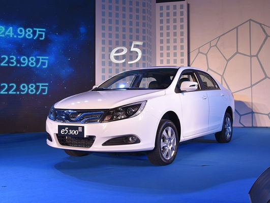 Puertas del alto rendimiento 4 de los coches BYD E5 EV de los 305KM los 400KM BYD EV 5 asientos