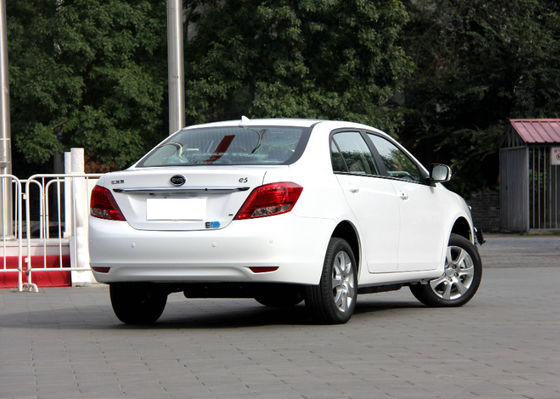 Puertas eléctricas puras del alto rendimiento de los 305KM los 400KM BYD E5 EV 4 5 asientos