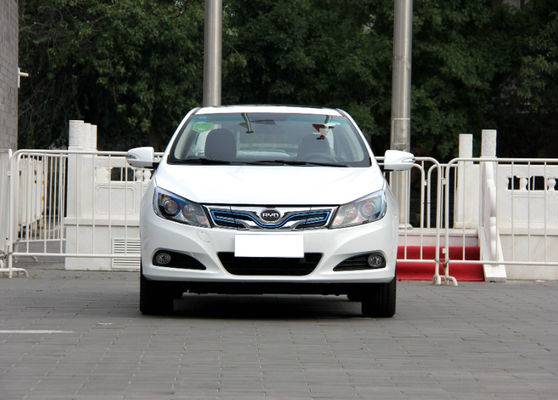 Puertas eléctricas puras del alto rendimiento de los 305KM los 400KM BYD E5 EV 4 5 asientos